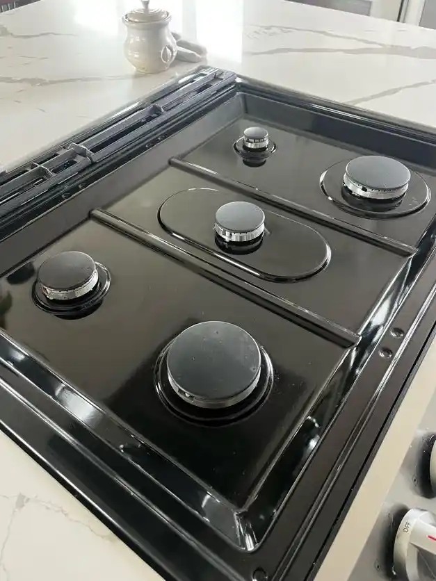 The same gas stovetop spotless and shining, after cleaning